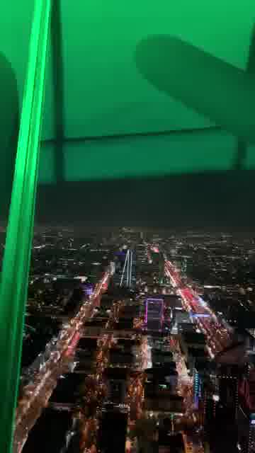 view of sky bridge at kingdom center- ویو پل هوایی در آسمان خراش مشهور ریاض